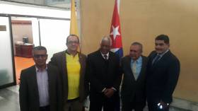 Unidos por la paz con diplomáticos cubanos
